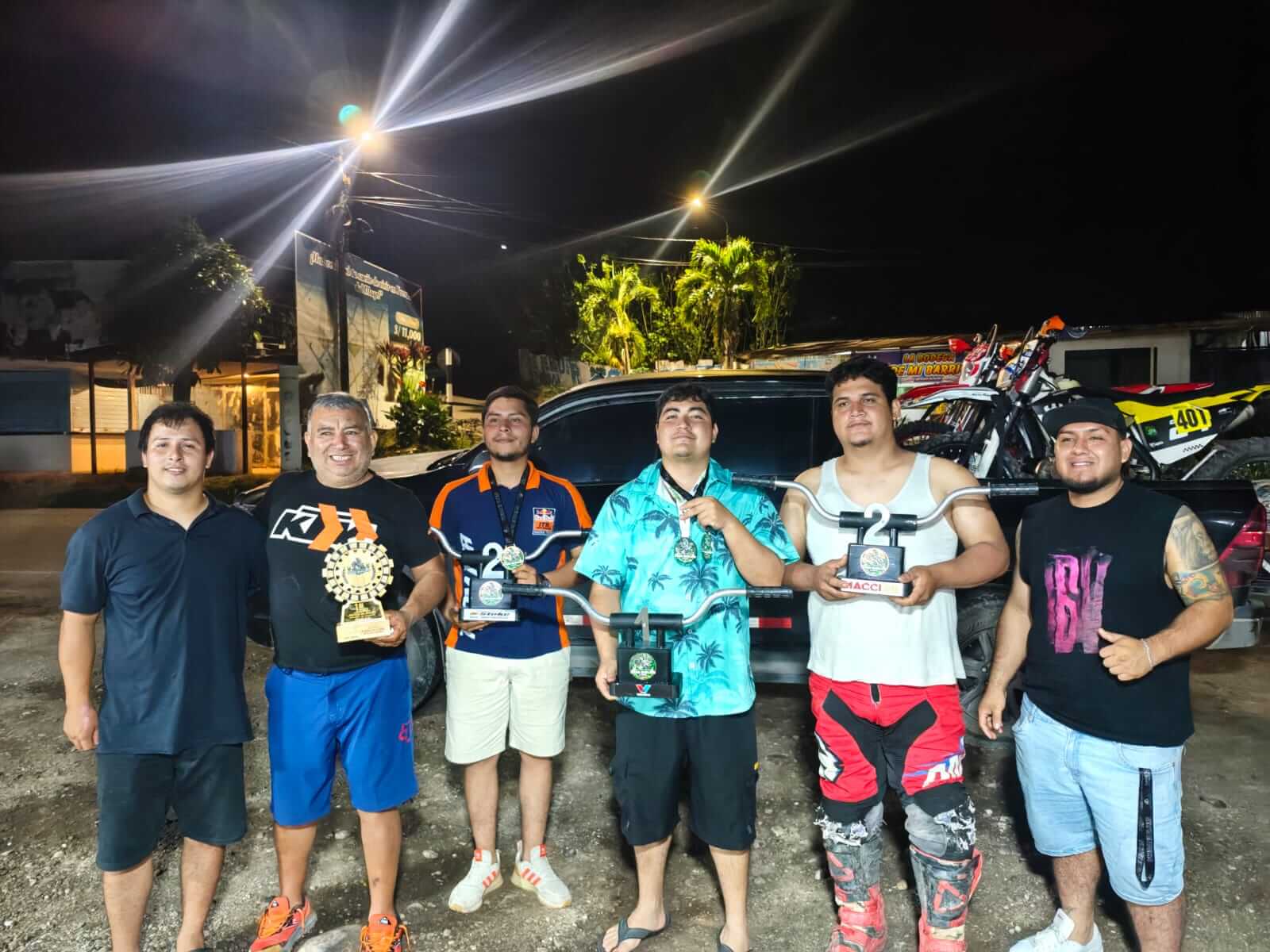 Equipo EnduroGearX celebrando con trofeos después de una carrera de enduro