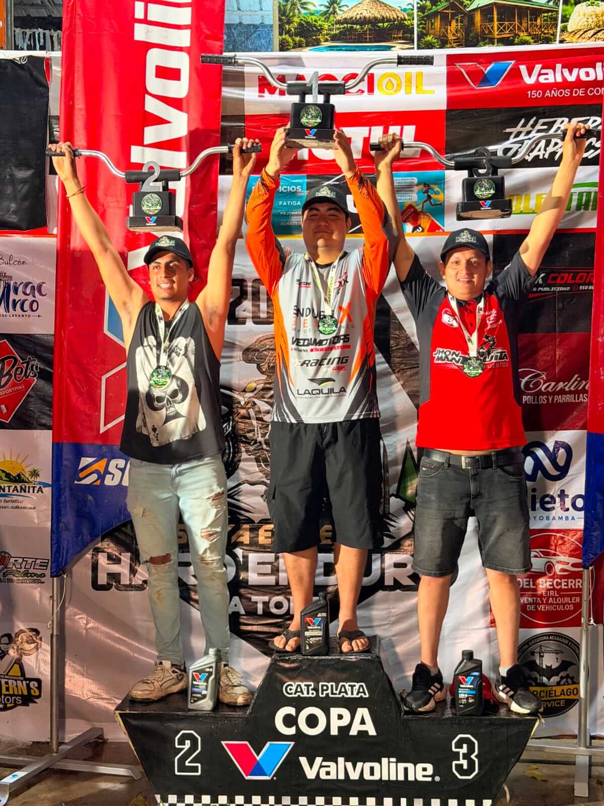 Fundador de EnduroGearX en el podio tras ganar una carrera de enduro